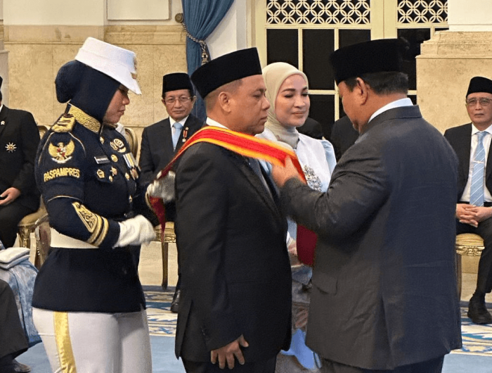 Pengusaha asal Kalimantan Selatan, Andi Syamsuddin Arsyad atau yang akrab disapa Haji Isam, menerima Tanda Kehormatan Bintang Mahaputera Utama dari Presiden RI Prabowo Subianto. Penganugerahan dilakukan dalam Upacara Tanda Kehormatan Republik Indonesia di Istana Negara, Jakarta Pusat, Senin (25/8/2025).