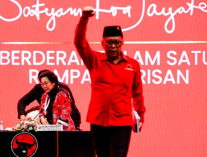 Pengamat politik dari **Citra Institute, Efriza, menilai keputusan Ketua Umum PDI Perjuangan **Megawati Soekarnoputri merangkap jabatan sebagai Sekretaris Jenderal (Sekjen) periode 2025–2030 bukanlah langkah teknis semata, melainkan menyimpan pesan politik yang kuat dan mengindikasikan evaluasi terhadap kepemimpinan Hasto Kristiyanto.
