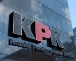 Komisi Pemberantasan Korupsi (KPK) menyoroti sejumlah pasal dalam draf Revisi Undang-Undang Kitab Undang-Undang Hukum Acara Pidana (RKUHAP) yang dinilai berpotensi melemahkan kewenangannya. Ketua KPK Setyo Budiyanto menyatakan, lembaganya telah menerima informasi adanya pengecualian pasal-pasal upaya paksa yang berkaitan langsung dengan lex specialis Undang-Undang KPK.