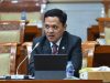 Komisi III DPR RI memastikan akan melanjutkan pembahasan revisi Kitab Undang-Undang Hukum Acara Pidana (RKUHAP) dengan melibatkan berbagai pemangku kepentingan. Ketua Komisi III DPR, Habiburokhman, menegaskan pihaknya akan mengundang lembaga negara, akademisi, hingga organisasi masyarakat sipil untuk memberikan pandangan.