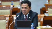 Komisi III DPR RI memastikan akan melanjutkan pembahasan revisi Kitab Undang-Undang Hukum Acara Pidana (RKUHAP) dengan melibatkan berbagai pemangku kepentingan. Ketua Komisi III DPR, Habiburokhman, menegaskan pihaknya akan mengundang lembaga negara, akademisi, hingga organisasi masyarakat sipil untuk memberikan pandangan.