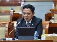 Komisi III DPR RI memastikan akan melanjutkan pembahasan revisi Kitab Undang-Undang Hukum Acara Pidana (RKUHAP) dengan melibatkan berbagai pemangku kepentingan. Ketua Komisi III DPR, Habiburokhman, menegaskan pihaknya akan mengundang lembaga negara, akademisi, hingga organisasi masyarakat sipil untuk memberikan pandangan.