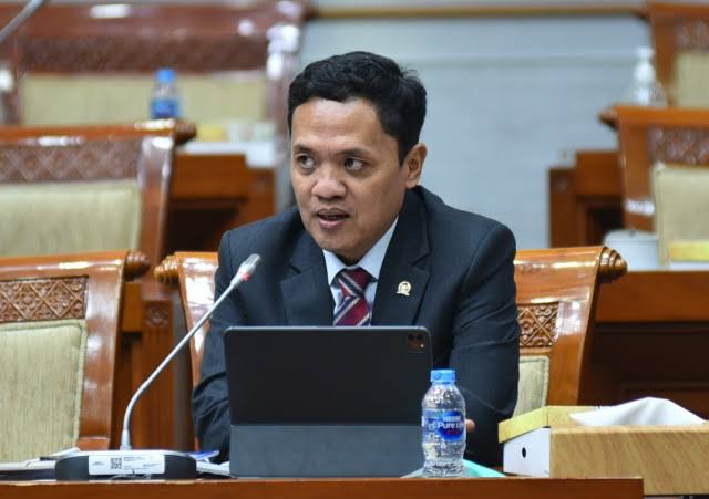 Komisi III DPR RI memastikan akan melanjutkan pembahasan revisi Kitab Undang-Undang Hukum Acara Pidana (RKUHAP) dengan melibatkan berbagai pemangku kepentingan. Ketua Komisi III DPR, Habiburokhman, menegaskan pihaknya akan mengundang lembaga negara, akademisi, hingga organisasi masyarakat sipil untuk memberikan pandangan.