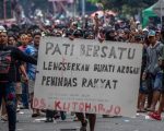 Sekitar 1.000 warga Kabupaten Pati, Jawa Tengah, menggelar aksi unjuk rasa di Alun-alun Pati, Rabu (13/08/2025), menuntut Bupati Pati Sudewo mundur dari jabatannya. Massa menilai Sudewo arogan, terutama setelah pernyataannya yang mempersilakan demonstrasi dilakukan hingga 5.000 bahkan 50.000 orang sekalipun.