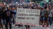 Sekitar 1.000 warga Kabupaten Pati, Jawa Tengah, menggelar aksi unjuk rasa di Alun-alun Pati, Rabu (13/08/2025), menuntut Bupati Pati Sudewo mundur dari jabatannya. Massa menilai Sudewo arogan, terutama setelah pernyataannya yang mempersilakan demonstrasi dilakukan hingga 5.000 bahkan 50.000 orang sekalipun.