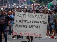 Sekitar 1.000 warga Kabupaten Pati, Jawa Tengah, menggelar aksi unjuk rasa di Alun-alun Pati, Rabu (13/08/2025), menuntut Bupati Pati Sudewo mundur dari jabatannya. Massa menilai Sudewo arogan, terutama setelah pernyataannya yang mempersilakan demonstrasi dilakukan hingga 5.000 bahkan 50.000 orang sekalipun.