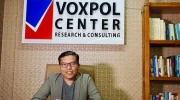 Analis politik sekaligus CEO dan Founder Voxpol Center Research and Consulting, Pangi Syarwi Chaniago, menilai Partai Golkar secara historis adalah partai pemerintah, dengan karakteristik yang unik dibanding partai politik lainnya. Hal ini terlihat dari tidak adanya dominasi saham politik dari satu pihak, menjadikan dinamika internal Golkar menarik untuk diikuti di setiap rezim.