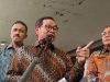 Gubernur DKI Jakarta Pramono Anung mendorong warga ibu kota untuk bekerja di luar negeri sebagai Pekerja Migran Indonesia (PMI) guna mengatasi tingginya angka pengangguran. Namun, langkah tersebut menimbulkan pertanyaan publik: bagaimana dengan janji kampanye Pramono yang sebelumnya berkomitmen membuka 500 ribu lapangan kerja di Jakarta?