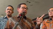 Gubernur DKI Jakarta Pramono Anung mendorong warga ibu kota untuk bekerja di luar negeri sebagai Pekerja Migran Indonesia (PMI) guna mengatasi tingginya angka pengangguran. Namun, langkah tersebut menimbulkan pertanyaan publik: bagaimana dengan janji kampanye Pramono yang sebelumnya berkomitmen membuka 500 ribu lapangan kerja di Jakarta?
