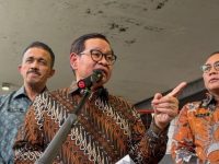 Gubernur DKI Jakarta Pramono Anung mendorong warga ibu kota untuk bekerja di luar negeri sebagai Pekerja Migran Indonesia (PMI) guna mengatasi tingginya angka pengangguran. Namun, langkah tersebut menimbulkan pertanyaan publik: bagaimana dengan janji kampanye Pramono yang sebelumnya berkomitmen membuka 500 ribu lapangan kerja di Jakarta?