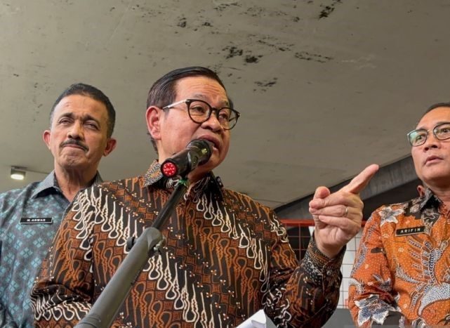 Gubernur DKI Jakarta Pramono Anung mendorong warga ibu kota untuk bekerja di luar negeri sebagai Pekerja Migran Indonesia (PMI) guna mengatasi tingginya angka pengangguran. Namun, langkah tersebut menimbulkan pertanyaan publik: bagaimana dengan janji kampanye Pramono yang sebelumnya berkomitmen membuka 500 ribu lapangan kerja di Jakarta?