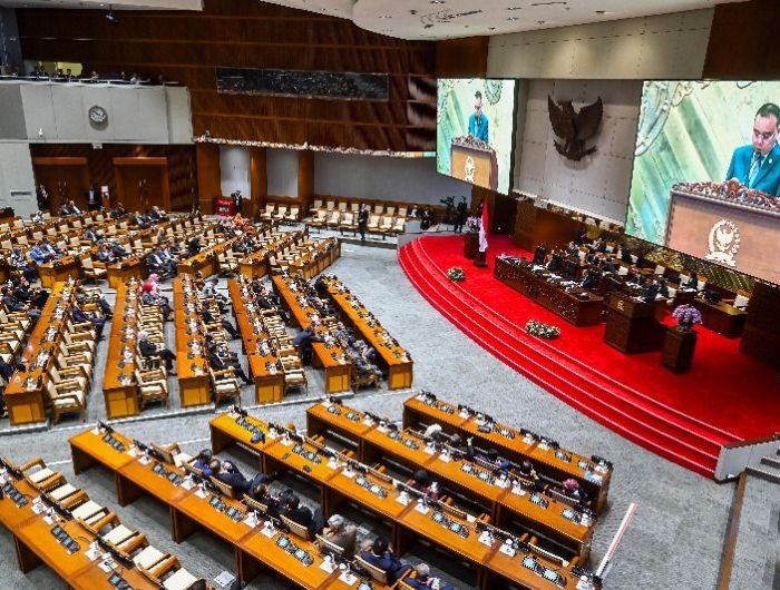 Di tengah lonjakan kemiskinan perkotaan dan gelombang protes rakyat terhadap kenaikan Pajak Bumi dan Bangunan (PBB), para anggota DPR justru menikmati sederet kenaikan tunjangan dengan nilai fantastis.