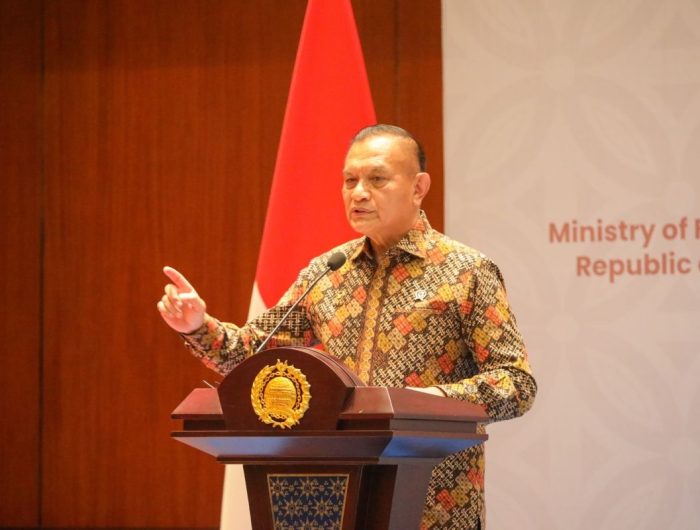 Wakil Menteri Koordinator bidang Politik dan Keamanan, Lodewijk Freidrich Paulus mengatakan Presiden Prabowo Subianto sering kali mengingatkan para pejabat untuk berhati-hati membuat kebijakan.
