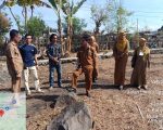 Kadis Pertanian dan Perkebunan Kabupaten Dompu dan Kabid Hortikultura serta seluruh jajaran Dinas Pertanian saat bersama Pemuda Mangge Asi, Alanda, di Desa Mangge Asi. Foto: Netral.co.id/MFR
