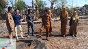 Kadis Pertanian dan Perkebunan Kabupaten Dompu dan Kabid Hortikultura serta seluruh jajaran Dinas Pertanian saat bersama Pemuda Mangge Asi, Alanda, di Desa Mangge Asi. Foto: Netral.co.id/MFR