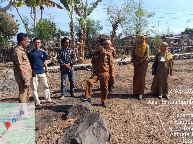Kadis Pertanian dan Perkebunan Kabupaten Dompu dan Kabid Hortikultura serta seluruh jajaran Dinas Pertanian saat bersama Pemuda Mangge Asi, Alanda, di Desa Mangge Asi. Foto: Netral.co.id/MFR