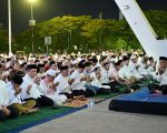 Suasana khidmat menyelimuti Lapangan Karebosi, Selasa (2/9/2025) malam, saat Pemerintah Kota Makassar menggelar doa bersama lintas agama. Wali Kota Makassar, Munafri Arifuddin bersama Wakil Wali Kota, Aliyah Mustika Ilham, duduk bersisian dengan jajaran Forkopimda, tokoh agama, pemuda, dan berbagai komunitas untuk memanjatkan doa bagi kedamaian kota.