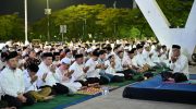 Suasana khidmat menyelimuti Lapangan Karebosi, Selasa (2/9/2025) malam, saat Pemerintah Kota Makassar menggelar doa bersama lintas agama. Wali Kota Makassar, Munafri Arifuddin bersama Wakil Wali Kota, Aliyah Mustika Ilham, duduk bersisian dengan jajaran Forkopimda, tokoh agama, pemuda, dan berbagai komunitas untuk memanjatkan doa bagi kedamaian kota.
