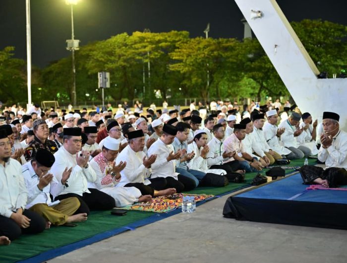Suasana khidmat menyelimuti Lapangan Karebosi, Selasa (2/9/2025) malam, saat Pemerintah Kota Makassar menggelar doa bersama lintas agama. Wali Kota Makassar, Munafri Arifuddin bersama Wakil Wali Kota, Aliyah Mustika Ilham, duduk bersisian dengan jajaran Forkopimda, tokoh agama, pemuda, dan berbagai komunitas untuk memanjatkan doa bagi kedamaian kota.