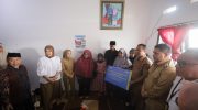Wali Kota Makassar, Munafri Arifuddin bersama Wakil Wali Kota, Aliyah Mustika Ilham, mendampingi Gubernur Sulawesi Selatan, Andi Sudirman Sulaiman, menyerahkan santunan kepada keluarga almarhum Syaiful Akbar, Selasa (2/9/2025). Penyerahan berlangsung di kediaman keluarga almarhum di Perumahan Bonto Biraeng Indah, Kelurahan Barombong, Kecamatan Tamalate.