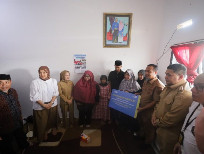 Wali Kota Makassar, Munafri Arifuddin bersama Wakil Wali Kota, Aliyah Mustika Ilham, mendampingi Gubernur Sulawesi Selatan, Andi Sudirman Sulaiman, menyerahkan santunan kepada keluarga almarhum Syaiful Akbar, Selasa (2/9/2025). Penyerahan berlangsung di kediaman keluarga almarhum di Perumahan Bonto Biraeng Indah, Kelurahan Barombong, Kecamatan Tamalate.