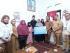 Gubernur Sulawesi Selatan, Andi Sudirman Sulaiman, mengunjungi rumah duka almarhum Saiful Akbar, Aparatur Sipil Negara (ASN) yang menjabat sebagai Kepala Seksi Kesejahteraan Rakyat (Kasi Kesra) Kecamatan Ujung Tanah, Selasa (2/9/2025).