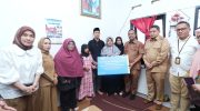 Gubernur Sulawesi Selatan, Andi Sudirman Sulaiman, mengunjungi rumah duka almarhum Saiful Akbar, Aparatur Sipil Negara (ASN) yang menjabat sebagai Kepala Seksi Kesejahteraan Rakyat (Kasi Kesra) Kecamatan Ujung Tanah, Selasa (2/9/2025).