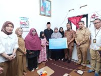 Gubernur Sulawesi Selatan, Andi Sudirman Sulaiman, mengunjungi rumah duka almarhum Saiful Akbar, Aparatur Sipil Negara (ASN) yang menjabat sebagai Kepala Seksi Kesejahteraan Rakyat (Kasi Kesra) Kecamatan Ujung Tanah, Selasa (2/9/2025).