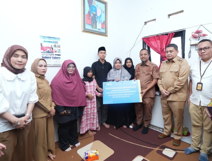 Gubernur Sulawesi Selatan, Andi Sudirman Sulaiman, mengunjungi rumah duka almarhum Saiful Akbar, Aparatur Sipil Negara (ASN) yang menjabat sebagai Kepala Seksi Kesejahteraan Rakyat (Kasi Kesra) Kecamatan Ujung Tanah, Selasa (2/9/2025).