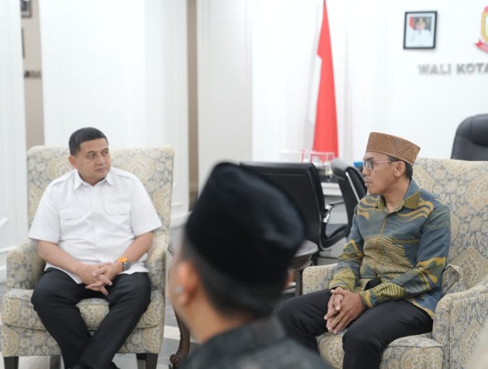 Wali Kota Makassar, Munafri Arifuddin, menggagas pendirian sekolah percontohan berbahasa Arab di Kecamatan Manggala. Ide tersebut ia sampaikan saat menerima audiensi Pengurus Wahdah Islamiyah yang dipimpin Ketua DPD Wahdah Islamiyah Makassar, Gishar Hamka, di Balai Kota Makassar.
