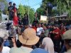Aksi demonstrasi dengan menutup jalan di depan Kantor Bupati Bantaeng memasuki hari ketiga, Rabu (3/9/2025). Penutupan akses jalan nasional yang menghubungkan Bantaeng–Bulukumba itu membuat arus lalu lintas lumpuh total dan menimbulkan keresahan masyarakat.