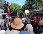 Aksi demonstrasi dengan menutup jalan di depan Kantor Bupati Bantaeng memasuki hari ketiga, Rabu (3/9/2025). Penutupan akses jalan nasional yang menghubungkan Bantaeng–Bulukumba itu membuat arus lalu lintas lumpuh total dan menimbulkan keresahan masyarakat.