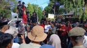 Aksi demonstrasi dengan menutup jalan di depan Kantor Bupati Bantaeng memasuki hari ketiga, Rabu (3/9/2025). Penutupan akses jalan nasional yang menghubungkan Bantaeng–Bulukumba itu membuat arus lalu lintas lumpuh total dan menimbulkan keresahan masyarakat.