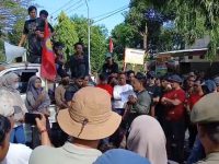 Aksi demonstrasi dengan menutup jalan di depan Kantor Bupati Bantaeng memasuki hari ketiga, Rabu (3/9/2025). Penutupan akses jalan nasional yang menghubungkan Bantaeng–Bulukumba itu membuat arus lalu lintas lumpuh total dan menimbulkan keresahan masyarakat.