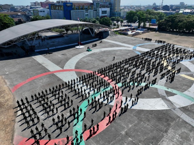 Gubernur Provinsi Sulsel, Andi Sudirman Sulaiman saat mempimpin upacara.