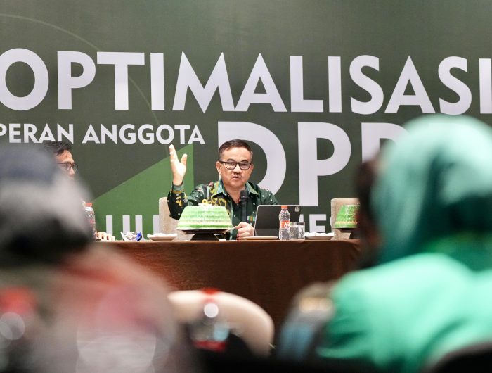Sekretaris Daerah Provinsi (Sekdaprov) Sulawesi Selatan, Jufri Rahman, menjadi narasumber dalam kegiatan Bimbingan Teknis (Bimtek) anggota DPRD Partai Persatuan Pembangunan (PPP) se-Sulsel di Hotel Four Points by Sheraton Makassar, Sabtu (6/9/2025).
