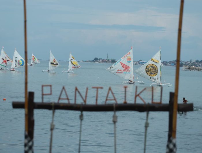Suasana meriah mewarnai kawasan wisata PantaiKu, Kota Parepare, Minggu (7/9/2025), saat Wali Kota Tasming Hamid melepas peserta lomba perahu tradisional Sandeq yang digelar bertepatan dengan agenda Car Free Day.