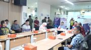 Wali Kota Makassar, Munafri Arifuddin, didampingi Ketua TP PKK Kota Makassar, Melinda Aksa, meninjau program Corporate Social Responsibility (CSR) Pertamina Integrated Terminal Makassar di Kecamatan Ujung Tanah, Minggu (7/9/2025). Program ini berfokus pada pengembangan urban farming dan pengelolaan sampah berbasis masyarakat melalui kelompok Biourban.