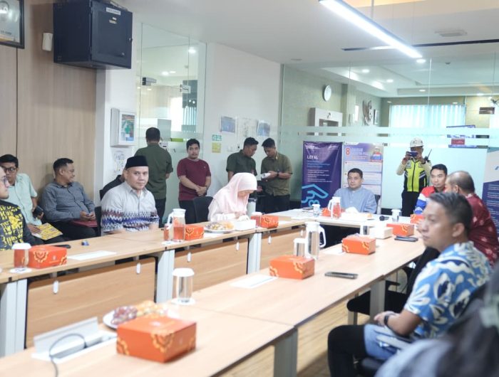 Wali Kota Makassar, Munafri Arifuddin, didampingi Ketua TP PKK Kota Makassar, Melinda Aksa, meninjau program Corporate Social Responsibility (CSR) Pertamina Integrated Terminal Makassar di Kecamatan Ujung Tanah, Minggu (7/9/2025). Program ini berfokus pada pengembangan urban farming dan pengelolaan sampah berbasis masyarakat melalui kelompok Biourban.