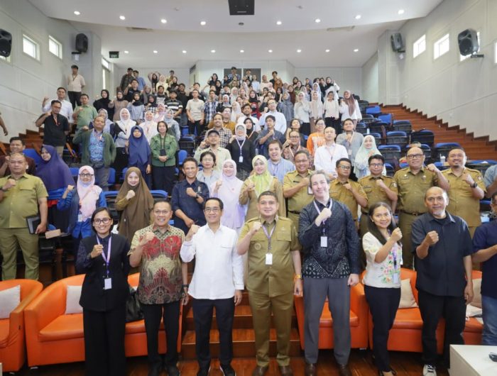 Wali Kota Makassar, Munafri Arifuddin, menekankan pentingnya kolaborasi antara pemerintah, akademisi, dan berbagai pihak dalam menyelesaikan persoalan mendasar yang dihadapi Kota Makassar.