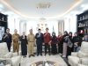 Wali Kota Makassar, Munafri Arifuddin, mendorong penguatan keterampilan dan jaringan kewirausahaan mahasiswa melalui UMKM kampus. Hal itu ia sampaikan saat menerima audiensi Panitia Festival Kewirausahaan Unit Kegiatan Mahasiswa Kewirausahaan (UKM-K) Universitas Muslim Indonesia (UMI) di Balai Kota, Senin (9/9/2025).