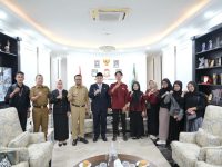 Wali Kota Makassar, Munafri Arifuddin, mendorong penguatan keterampilan dan jaringan kewirausahaan mahasiswa melalui UMKM kampus. Hal itu ia sampaikan saat menerima audiensi Panitia Festival Kewirausahaan Unit Kegiatan Mahasiswa Kewirausahaan (UKM-K) Universitas Muslim Indonesia (UMI) di Balai Kota, Senin (9/9/2025).