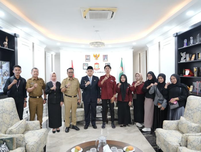 Wali Kota Makassar, Munafri Arifuddin, mendorong penguatan keterampilan dan jaringan kewirausahaan mahasiswa melalui UMKM kampus. Hal itu ia sampaikan saat menerima audiensi Panitia Festival Kewirausahaan Unit Kegiatan Mahasiswa Kewirausahaan (UKM-K) Universitas Muslim Indonesia (UMI) di Balai Kota, Senin (9/9/2025).