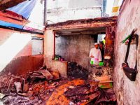 Gubernur Sulawesi Selatan, Andi Sudirman Sulaiman, meninjau langsung lokasi kebakaran yang melanda permukiman warga di Jalan Baji Dakka Lorong 15, RW 4 RT 2, Kelurahan Karang Anyar, Kecamatan Mamajang, Kota Makassar, Selasa (9/9/2025).