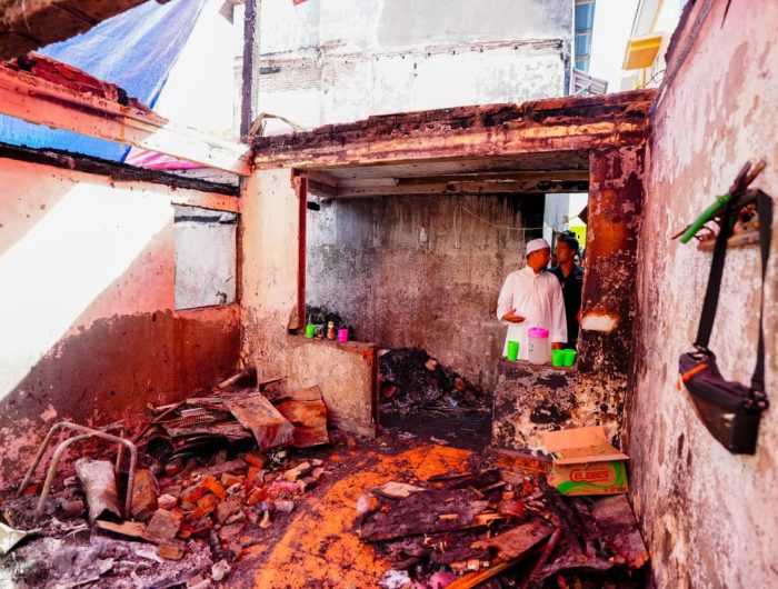 Gubernur Sulawesi Selatan, Andi Sudirman Sulaiman, meninjau langsung lokasi kebakaran yang melanda permukiman warga di Jalan Baji Dakka Lorong 15, RW 4 RT 2, Kelurahan Karang Anyar, Kecamatan Mamajang, Kota Makassar, Selasa (9/9/2025).