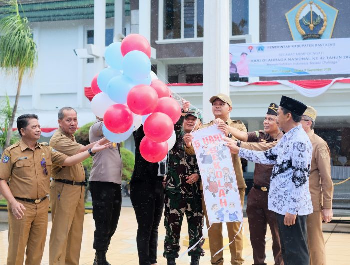 Bupati Bantaeng, M. Fathul Fauzy Nurdin (Uji Nurdin) menerapkan, hari sekolah di Lingkungan Dinas Pendidikan dan Kebudayaan Kabupaten Bantaeng hanya lima hari, yaitu mulai hari Senin sampai Jumat.
