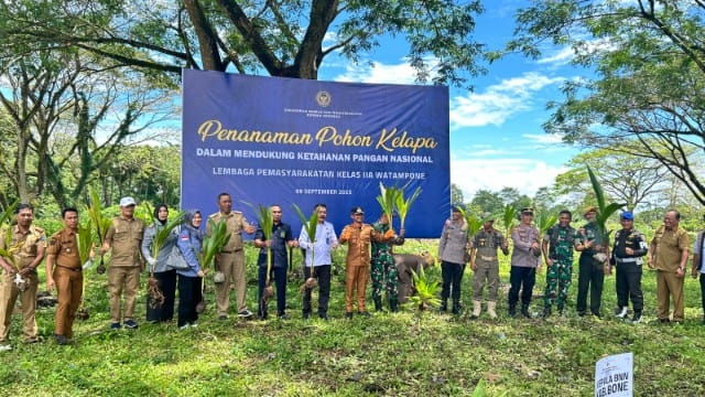 Balai Pemasyarakatan (Bapas) Kelas II Watampone turut ambil bagian dalam gerakan nasional penanaman pohon kelapa sebagai bentuk dukungan terhadap program ketahanan pangan.
