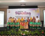 Bunda PAUD Kota Makassar, Melinda Aksa, menegaskan pentingnya pola asuh penuh kasih sayang dan disiplin positif sejak usia dini sebagai kunci pembentukan karakter anak. Hal tersebut ia sampaikan saat membuka seminar parenting bertema “Dampak Pengasuhan dan Disiplin Positif Sejak Usia Dini pada Pengembangan Karakteristik Anak yang Inklusif”di Hotel Aryaduta, Rabu (10/9/2025).