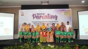 Bunda PAUD Kota Makassar, Melinda Aksa, menegaskan pentingnya pola asuh penuh kasih sayang dan disiplin positif sejak usia dini sebagai kunci pembentukan karakter anak. Hal tersebut ia sampaikan saat membuka seminar parenting bertema “Dampak Pengasuhan dan Disiplin Positif Sejak Usia Dini pada Pengembangan Karakteristik Anak yang Inklusif”di Hotel Aryaduta, Rabu (10/9/2025).