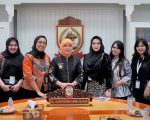 Wakil Wali Kota Makassar, Aliyah Mustika Ilham, menerima audiensi jajaran manajemen Aerotel Smile Makassar di Ruang Wakil Wali Kota, Kantor Wali Kota Makassar, Kamis (11/9/2025). Pertemuan ini menjadi ajang silaturahmi sekaligus membahas peluang kerja sama dalam memperkuat sektor pariwisata dan pemberdayaan UMKM di Kota Makassar.